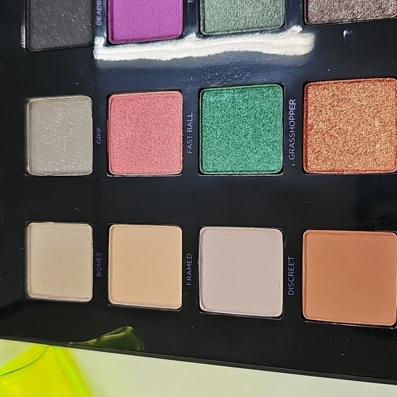 Urban Decay VICE 4 Eyeshadow Palette. 3D case matching fabric pouch & brush bag - Picture 4 of 12